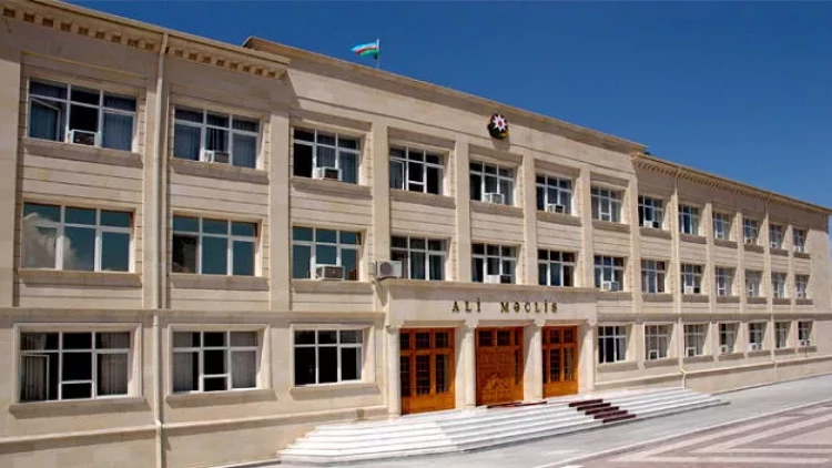 Ali Məclisə seçkilərdə qeydə alınan namizədlərin siyahısı açıqladı