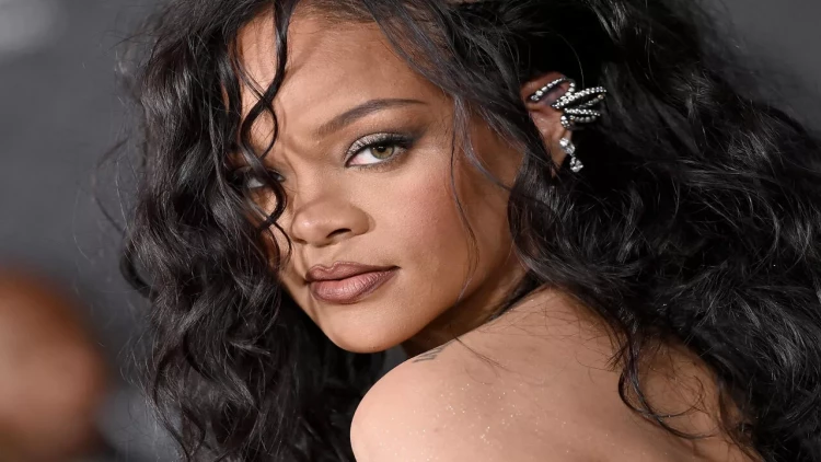 Rihanna məşhur brend üçün soyundu - FOTOlar
