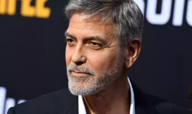 Corc Kluni özünü hərraca çıxardı - FOTO