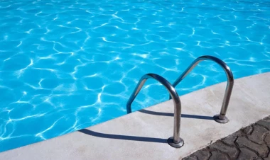 Yeni tikdirdiyi hovuzun altında qalıb öldü