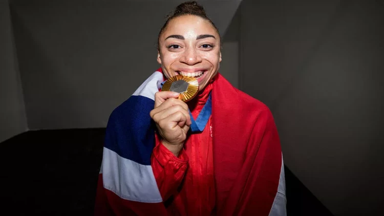 Olimpiya çempionu medalını satır