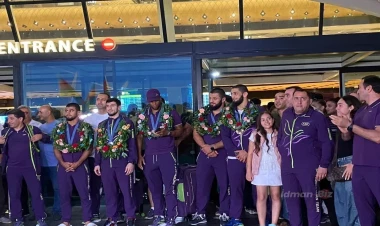 Parisdə rekord vuran Azərbaycan olimpiyaçıları Vətənə qayıdıb