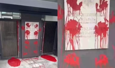 Moskvada Litva səfirliyinin binası  al qırmızı rəngə boyandı