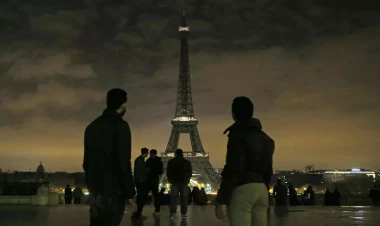 Təhlükəli anlar: Eyfel qülləsi boşaldıldı