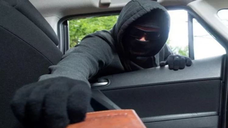 Biləsuvarda avtomobildən külli miqdarda pul oğurlandı