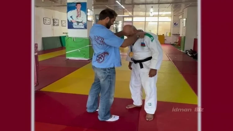 Hidayətdən orijinal jest: Olimpiya medalını məşqçisinin boynundan asıb - VİDEO