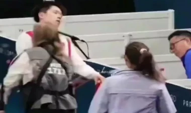 İdmançını itələyən jurnalisti Olimpiadadan qovdular - VİDEO