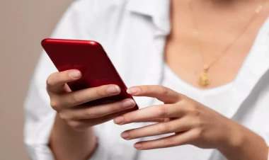 Telefondakı səsyazma proqramı illərin xəyanətini üzə çıxardı - Atasının kim olduğunu biləndə şok yaşadı