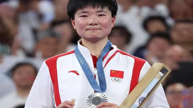 Paris-2024: Çinli idmançıdan məğlub etdiyi rəqibinə dəstək