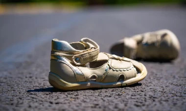 Oğuzda BƏDBƏXT HADİSƏ: başı stula dəyən 2 yaşlı uşaq xəstəxanada öldü