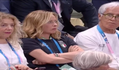 İtaliyanın baş nazirinin öpüşən idmançı qızlara reaksiyası gündəm oldu - FOTO