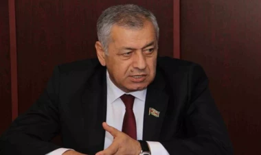 Vahid Əhmədov deputatlığa namizədliyini geri götürüb