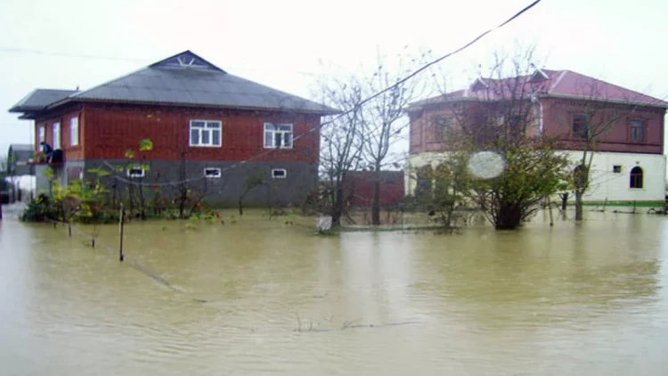 Çay DAŞDI: Lənkəranın da mərkəzi küçələri su ilə doldu - FOTO