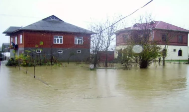 Çay DAŞDI: Lənkəranın da mərkəzi küçələri su ilə doldu - FOTO