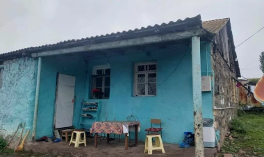 Azərbaycanda DƏHŞƏT: gəlin qaynanasını ağır yaralayıb QAÇDI