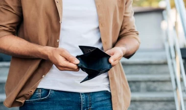 Borc içində üzərkən yerin altından brilyant tapdı