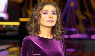 Yıldız tamaşaçıların gözü önündə paltarını yırtdı - FOTO