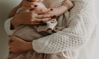 Sərxoş kişi küçədə ananın qucağından körpəsini qaçırmaq istədi