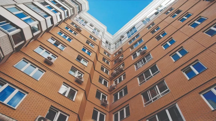 9 mərtəbəli binanın damından yıxılan 10 yaşlı qız möcüzəvi şəkildə sağ qaldı