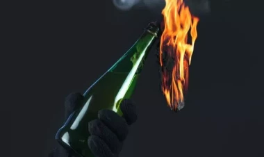 Sankt-Peterburqda yaşlı kişi hərbi komissarlığı yandırdı