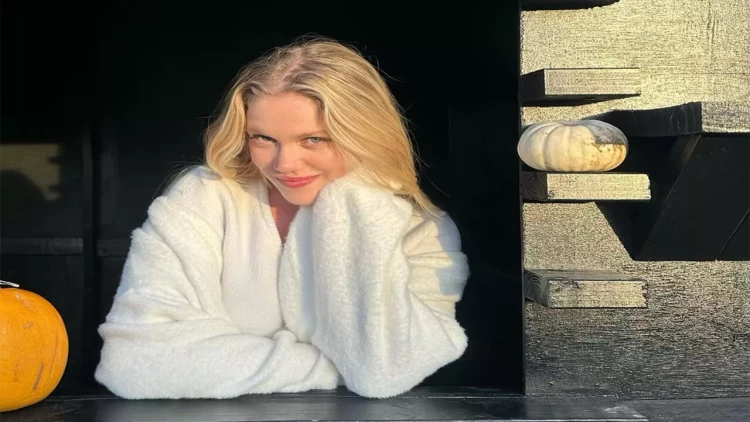 Atasının məzarına qısa, dekolteli donda getdi, tənqid olundu - FOTO