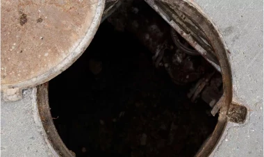 Qadın kanalizasiya quyusuna düşdü - VİDEO