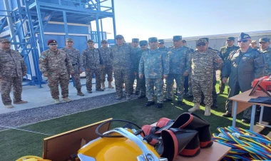 Zakir Həsənov Qazaxıstanın hərbi gəmisini ziyarət edib