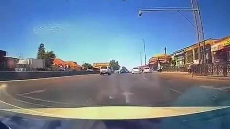 Bakıda sürücü avtomobili ilə piyadanı vurub qaçdı - ANBAAN VİDEO