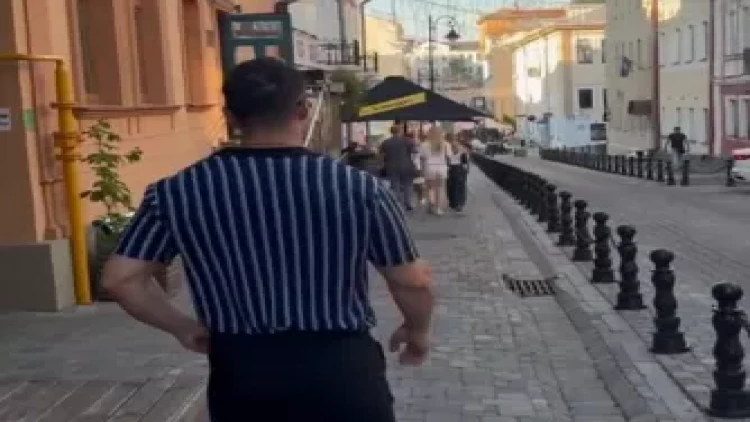 Azərbaycanlı oğlan küçədə ona baxan qızları ifşa etdi - ərli qadın... - VİDEO