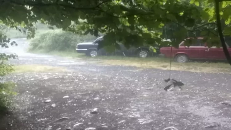 Rayonlarda leysan yağdı -  Şimşək çaxıb