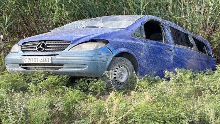 Azərbaycanda mikroavtobus kanala düşdü - Xəsarət alanlar var - FOTO