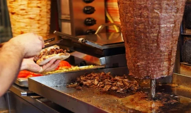 Bakıda məşhur dönərxana bağlandı - Ətdə bağırsaq çöpü aşkarlanıb