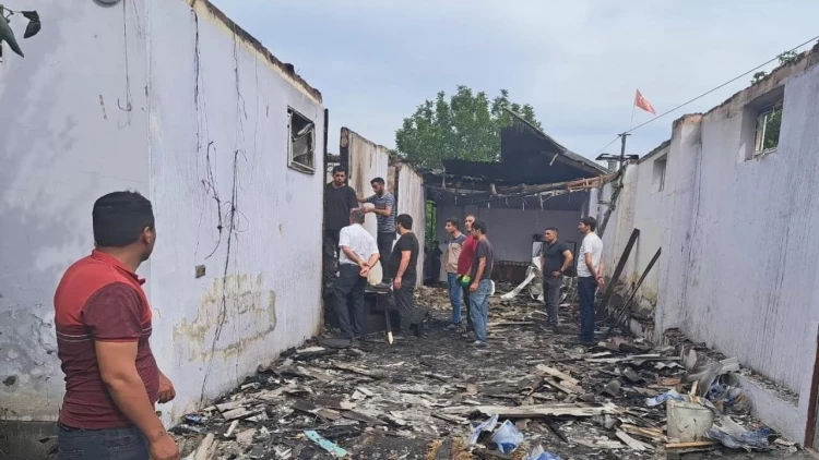 3 ailənin yaşadığı ev yanaraq külə döndü - yaralananlar var - FOTO