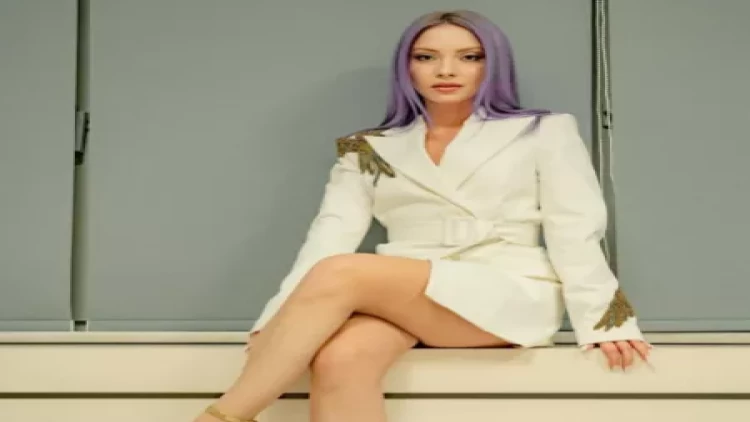 Qadın müğənni ərinə 