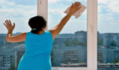 Pəncərə silən 29 yaşlı qadın yıxılıb öldü