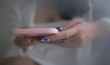 İşdən beş dəqiqə gec çıxan sevgilisini döydü