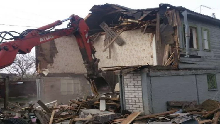 Bakıda içi dolu evi sökdülər, polis işə qarışdı