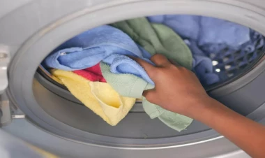 Paltar yuyulanda niyə duz tökülür? – Evdar qadınların çoxu bilmir