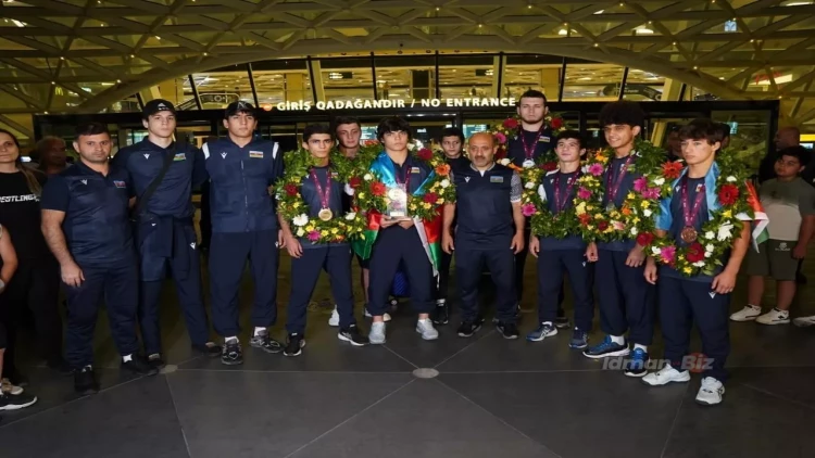 Avropa çempionu olan millimiz Vətənə dönüb - FOTO