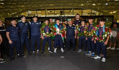 Avropa çempionu olan millimiz Vətənə dönüb - FOTO