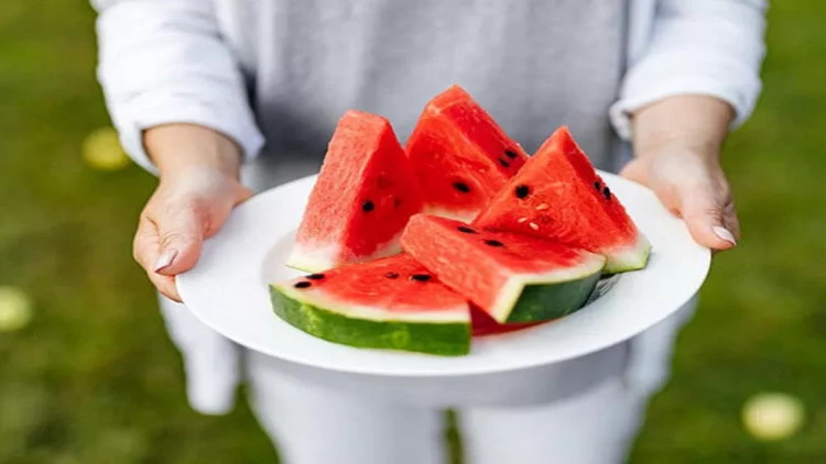 Kəsilmiş qarpızı xarab olmaması üçün belə saxlayın - Mətbəx sirri