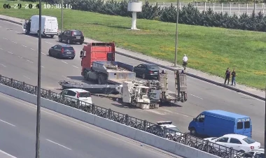 Bakıda yola aşan texnika götürüldü - YENİLƏNİB - FOTO