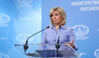 Zaxarova Teleqramda Makrona 