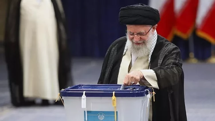 İranın Ali Lideri səs verdi - FOTO