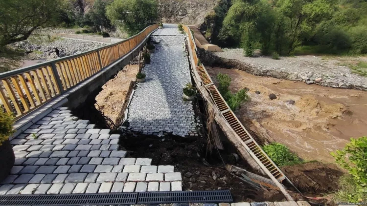 Həkəri çayının səviyyəsi qalxdı, Padşah körpüsünün bir hissəsini dağıldı - VİDEO