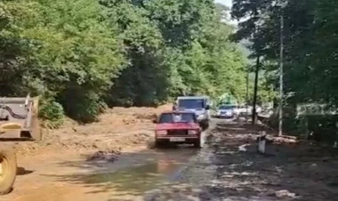 Torpaq sürüşməsi Lənkəran-Lerik yolunu bağladı - FOTO