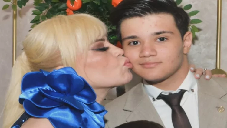 Mətanət İsgəndərli nəvələri ilə - FOTOlar