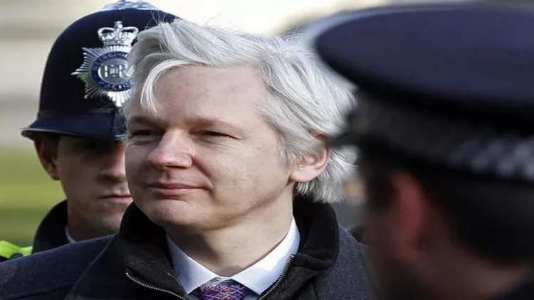 Culian Assanj azadlığa çıxdı