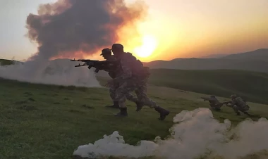 Tarix yazan ordumuz - Vətən əmin əllərdədir!