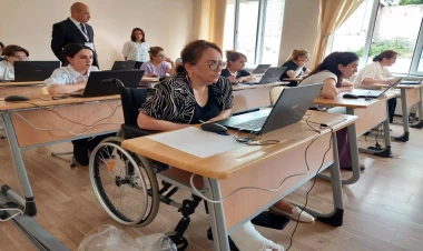 Ayağı zədəli halda imtahana gəldi, yüksək nəticə göstərdi - FOTO